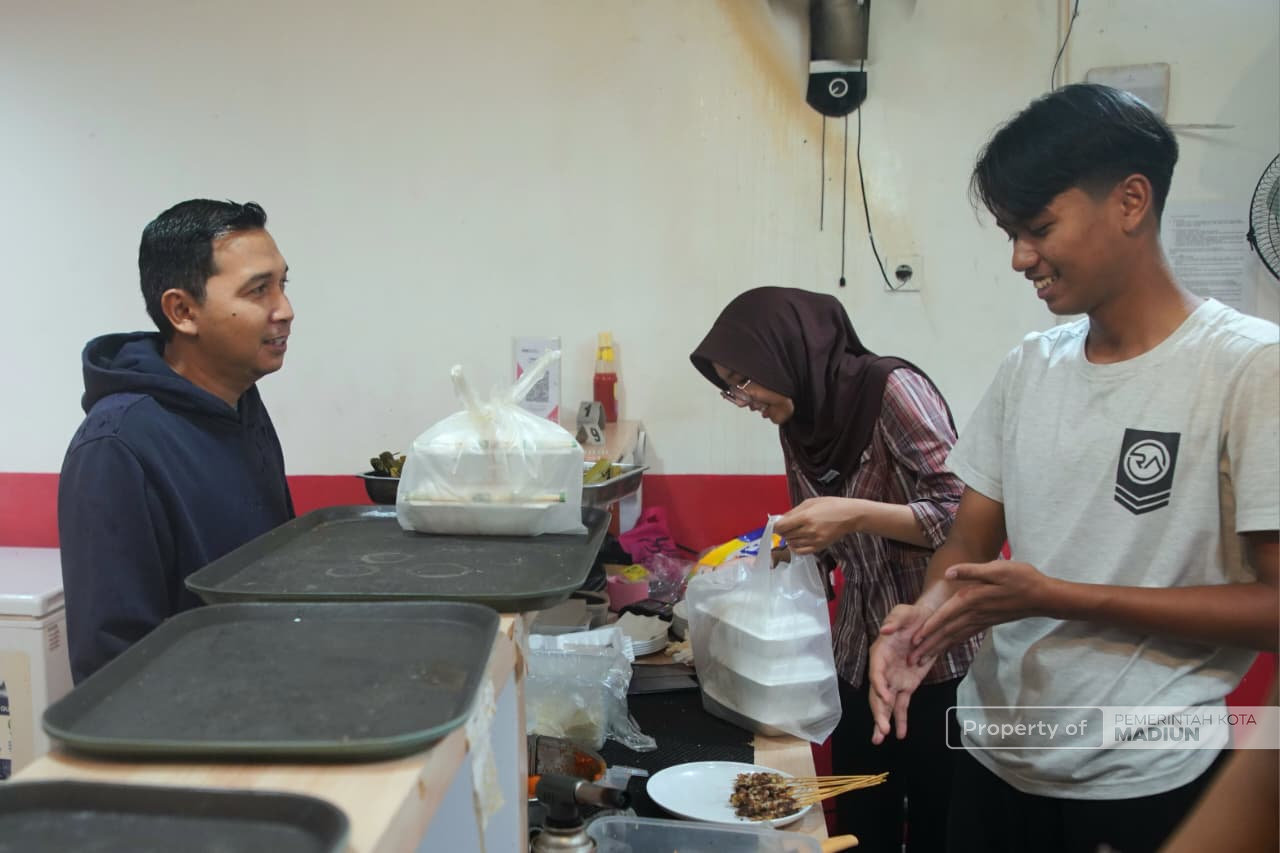 Keliling Fasum Lagi, Plt wali kota Cek Alun-alun dan Foodcourt Lantai Dua Pasar Sleko