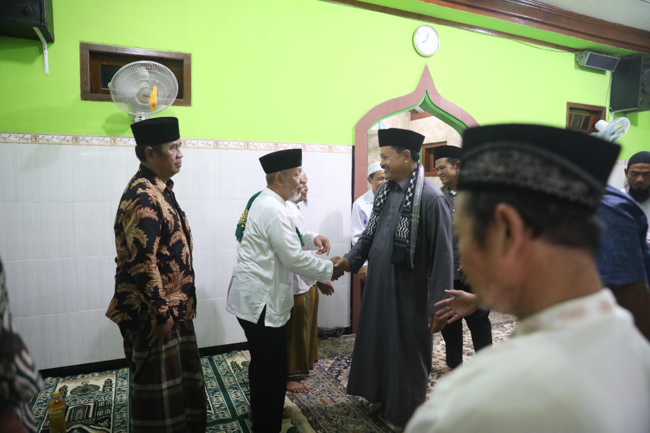 Isya Berjamaah di Musala Baitul Muttaqin, Wali Kota Ajak Masyarakat Sampaikan Aspirasi