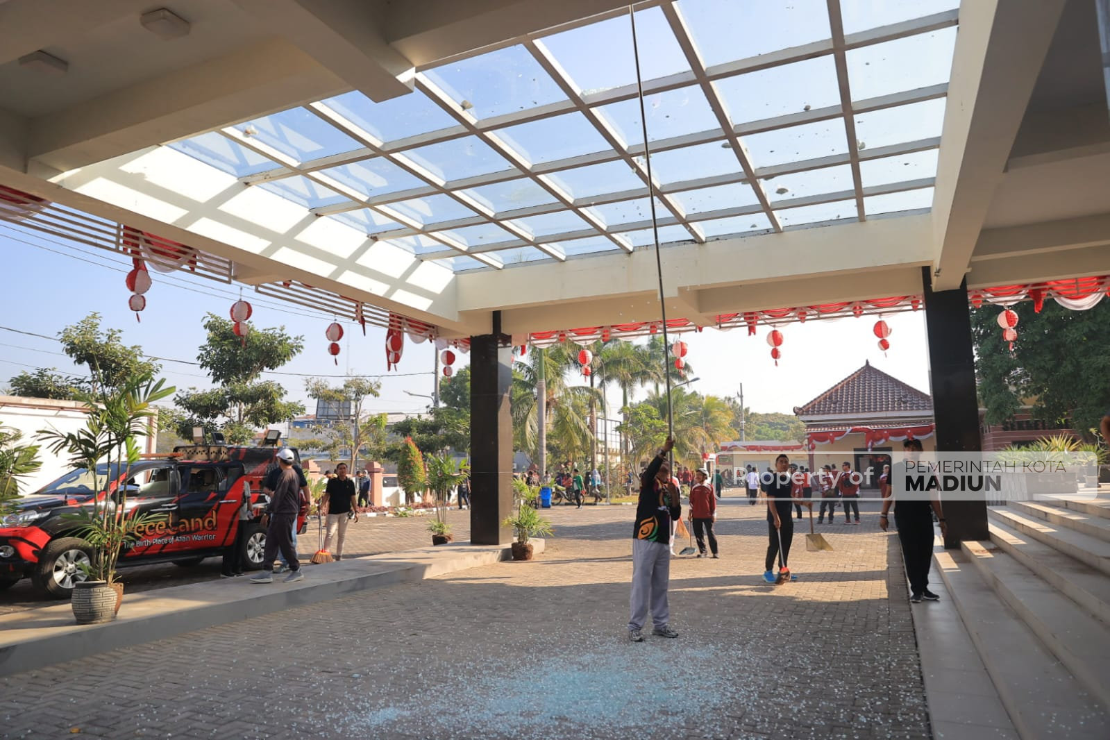 Wali Kota Madiun Ajak OPD Kerja Bakti dan Cek Poskamling