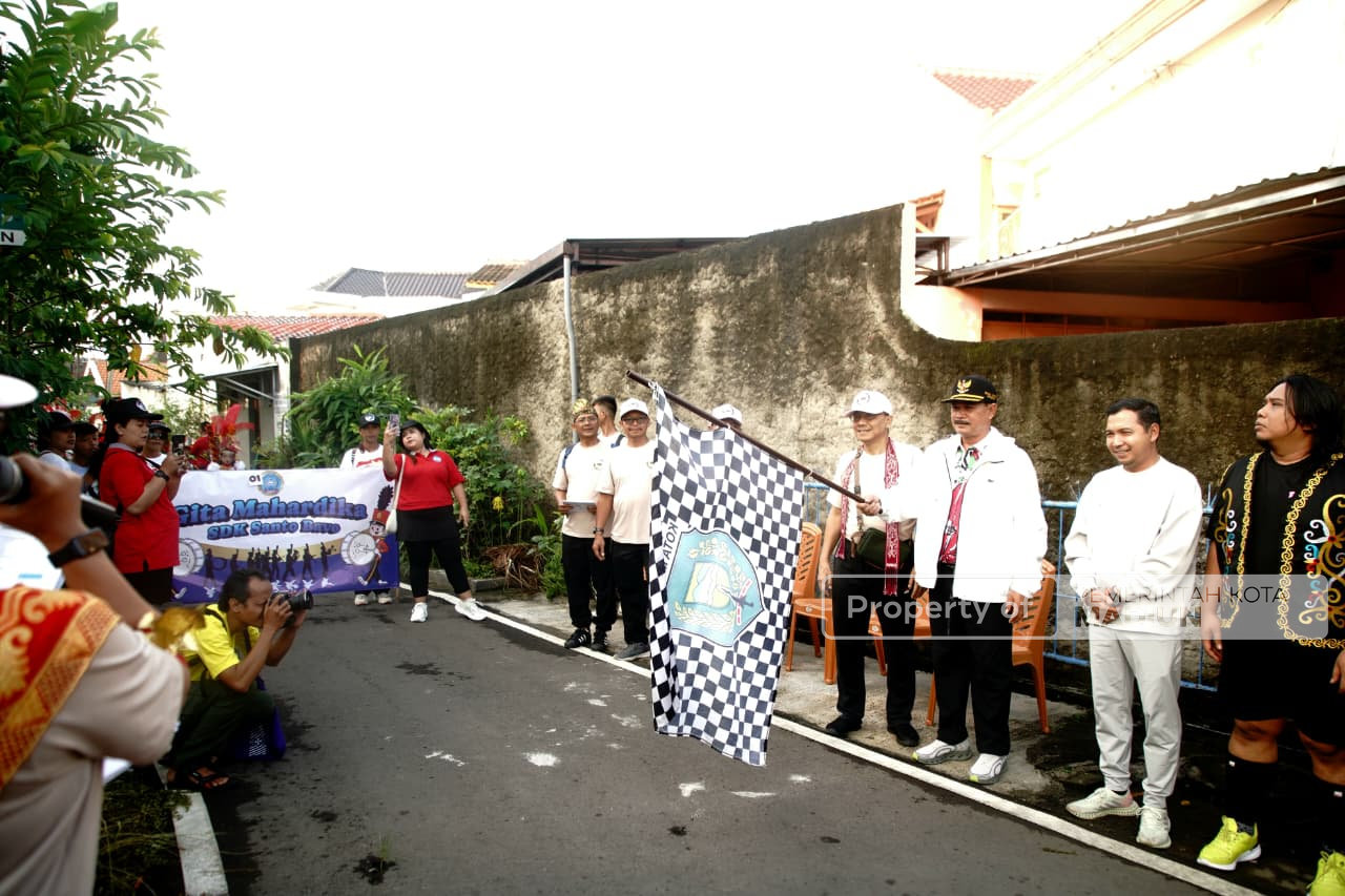 Berangkatkan Jalan Santai Budaya HUT ke-26 Paroki Mater Dei Madiun, Wali Kota Beri Selamat dan Apresiasi Kegiatan