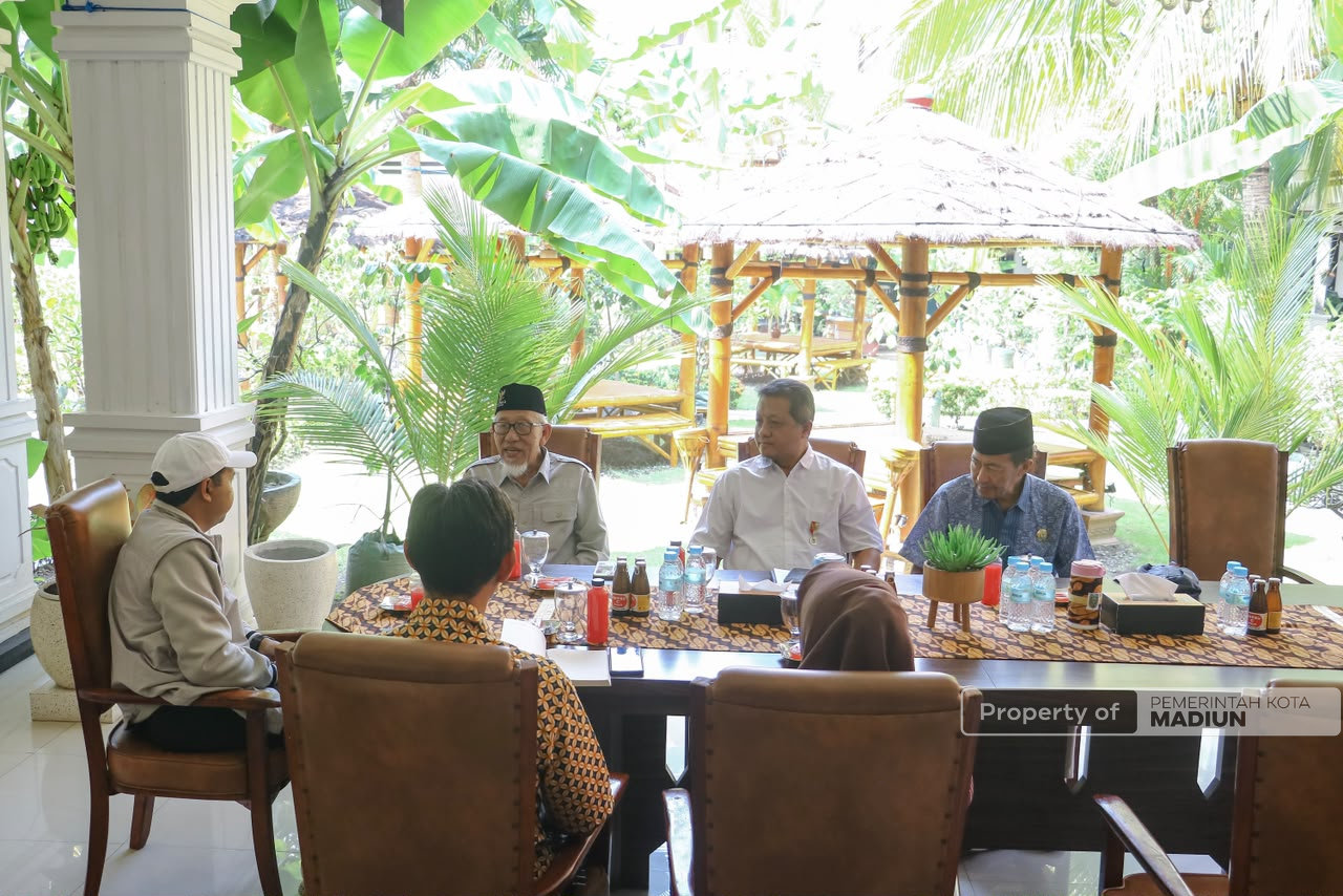 Turut Ramaikan Hari Jadi, Basnaz Kota Madiun Gelar Madiun Berbagi, Voucher Alat Sekolah, hingga Bantuan Dhuafa Berprestasi