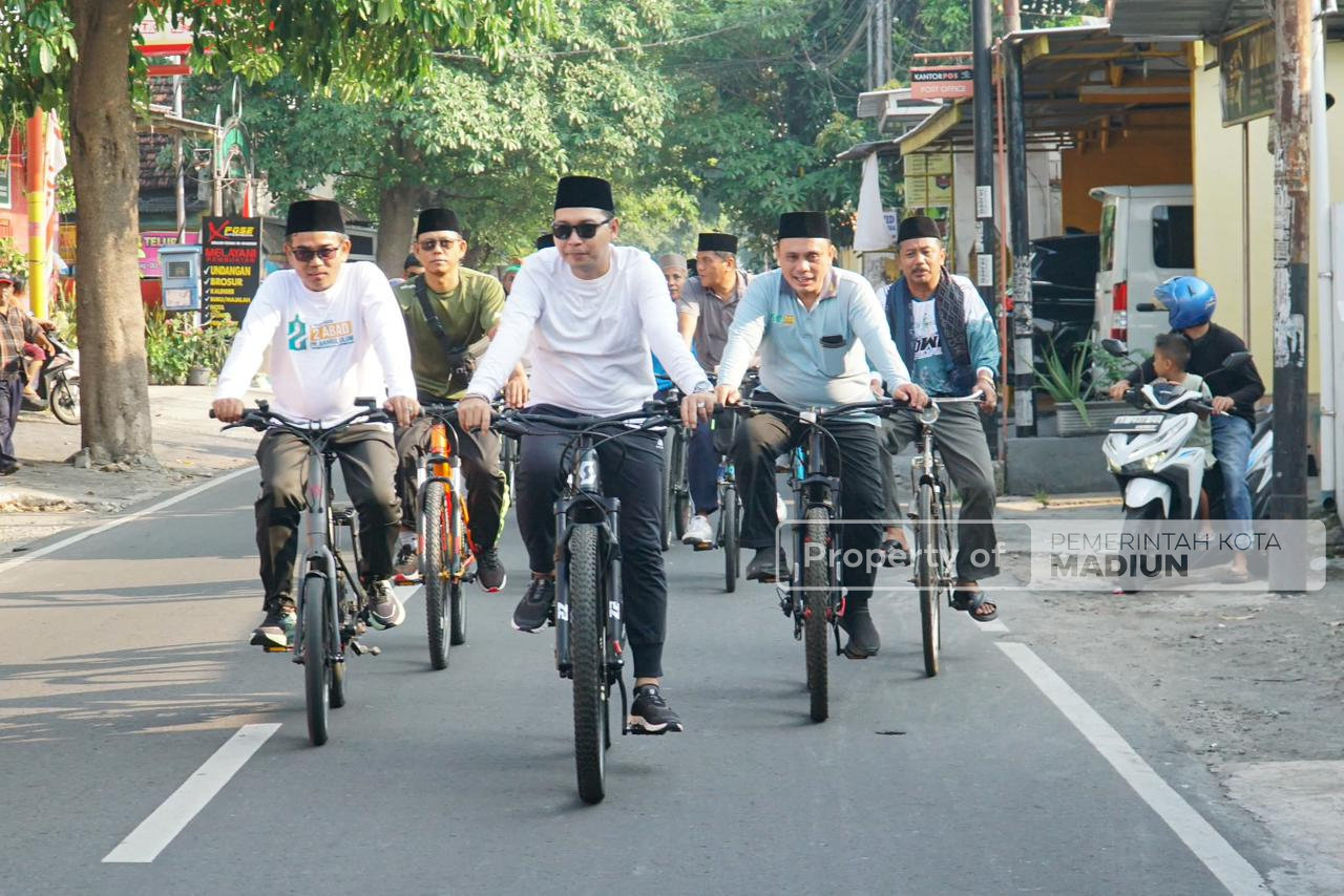Semangat Bangun Silaturahmi, Wawali Apresiasi Santri dan Warga Lewat Sepeda Santai Hari Santri
