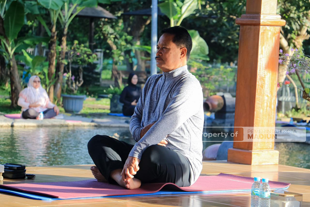 Di Tengah Padat Agenda, Wali Kota Madiun Tetap Jaga Kesehatan Lewat Yoga Pagi
