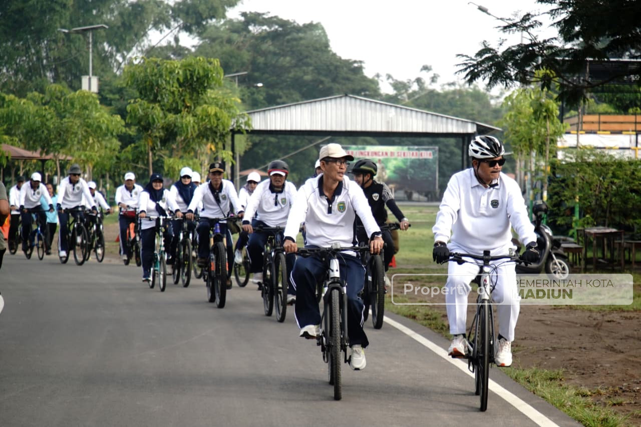 Peringati HUT KORPRI ke-54, Wali Kota Madiun Gowes hingga Serahkan Bantuan Sembako untuk Relawan Kebersihan