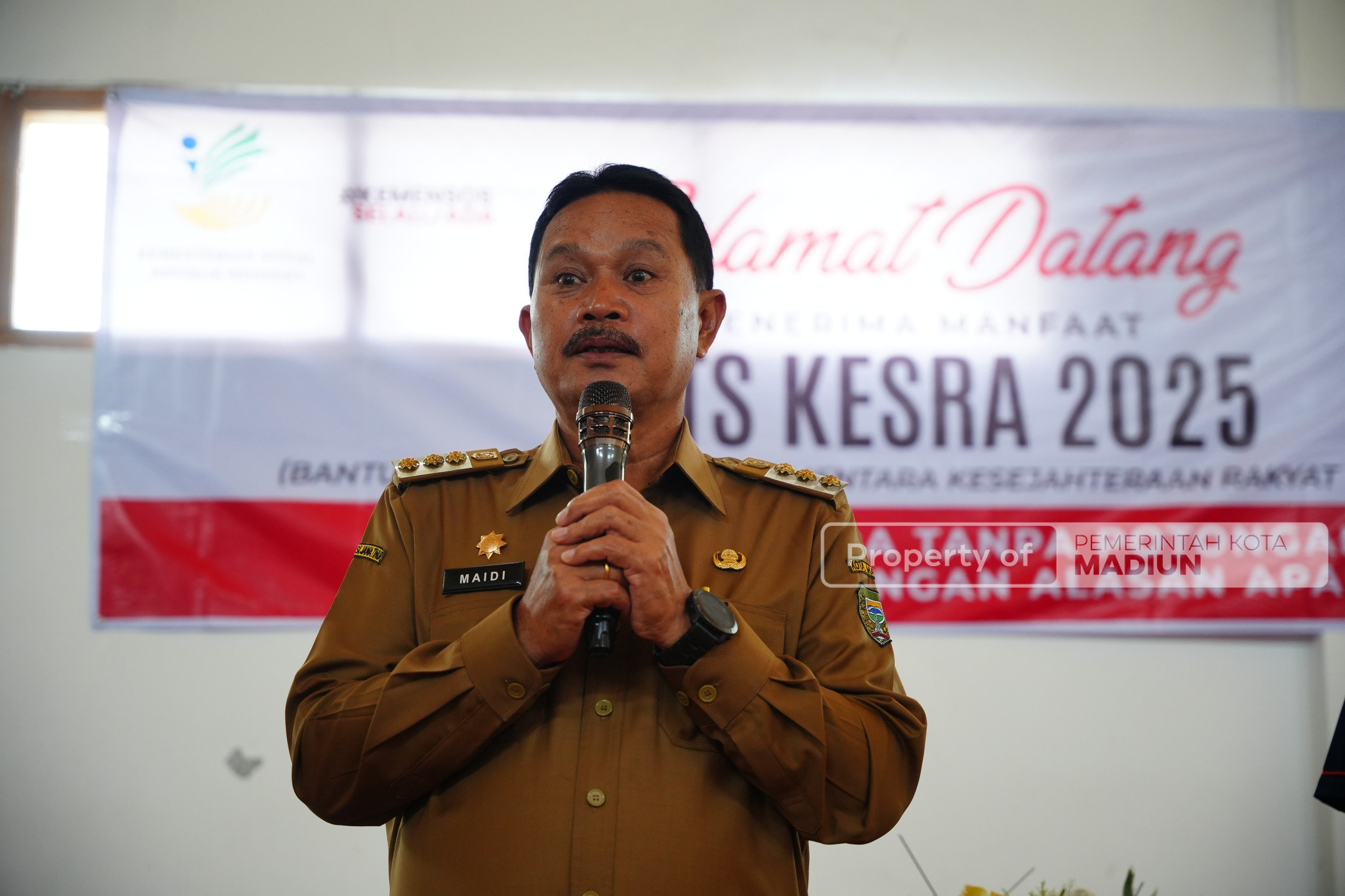 Serahkan BLT Kesra 2025, Wali Kota Harap Bantuan Digunakan Tepat Sasaran