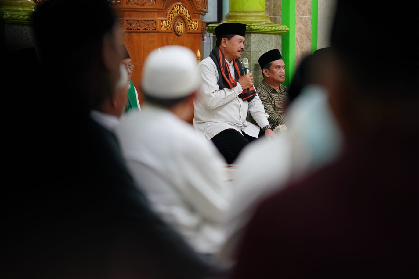 Salat Isya di Masjid Al Mujahidin Manisrejo, Wali Kota Terima Berbagai Usulan dari Warga
