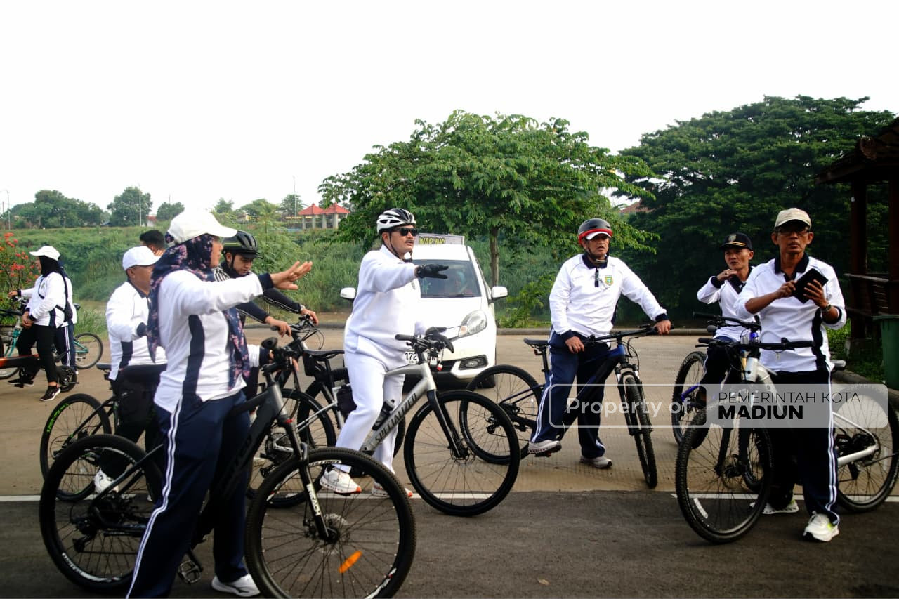 Peringati HUT KORPRI ke-54, Wali Kota Madiun Gowes hingga Serahkan Bantuan Sembako untuk Relawan Kebersihan