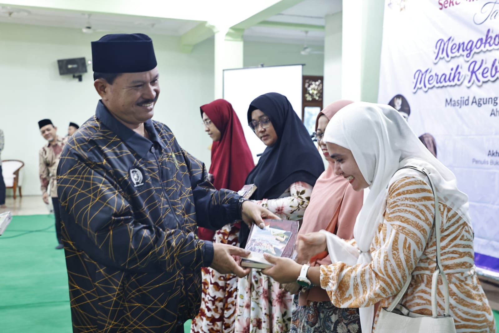 Hadiri Tarhib Ramadhan Di Masjid Baitul Hakim, Wali Kota : Kokohkan Keluarga Untuk Meraih Berkah Di Bulan Suci