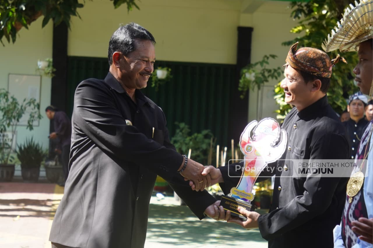 Pimpin Apel Hari Guru Nasional, Wali Kota Harap Guru Terus Perkuat Fondasi Kota Cerdas