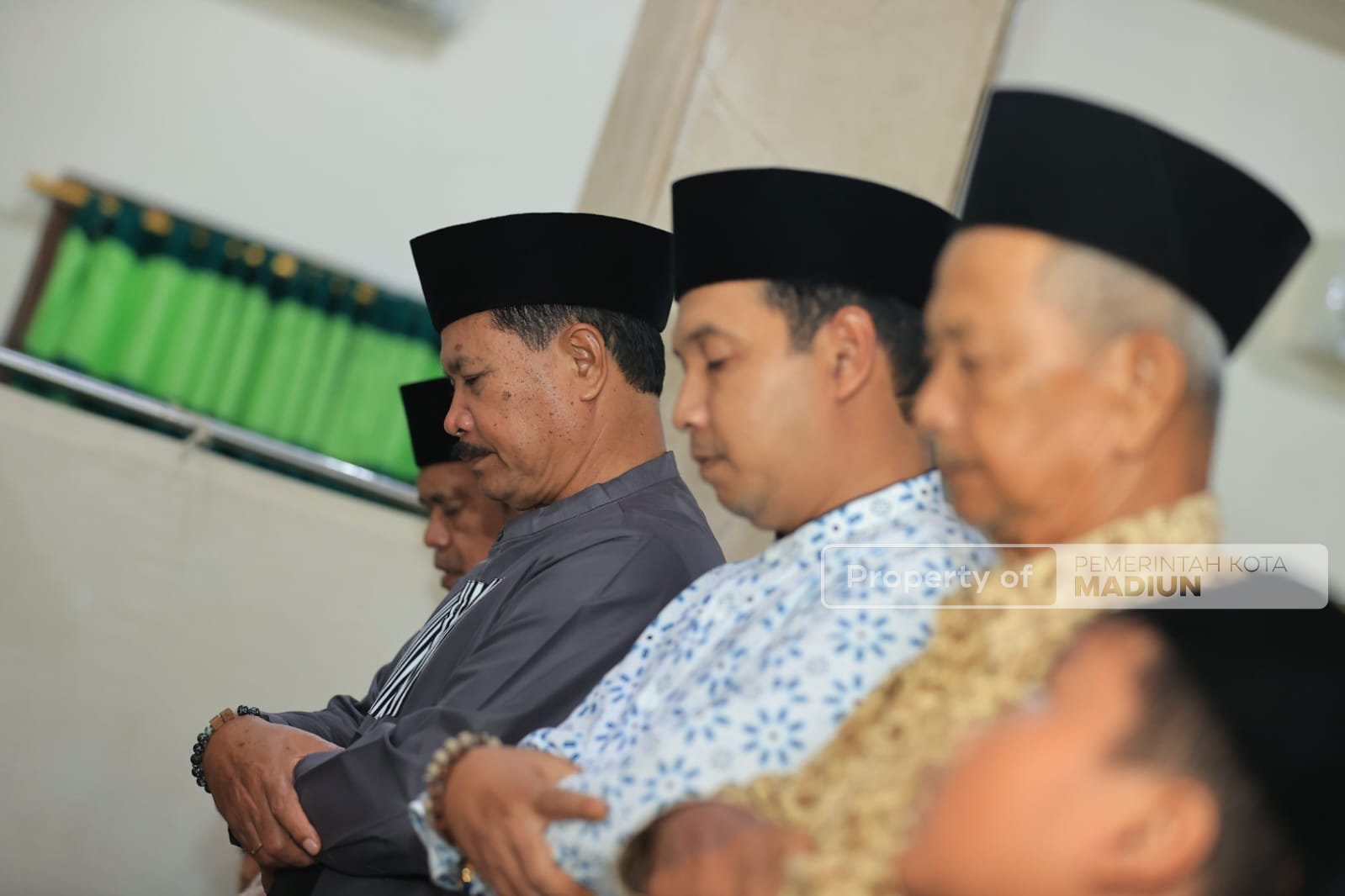 Safari Salat Isya, Salat Jemaah hingga Serahkan Santunan Warga