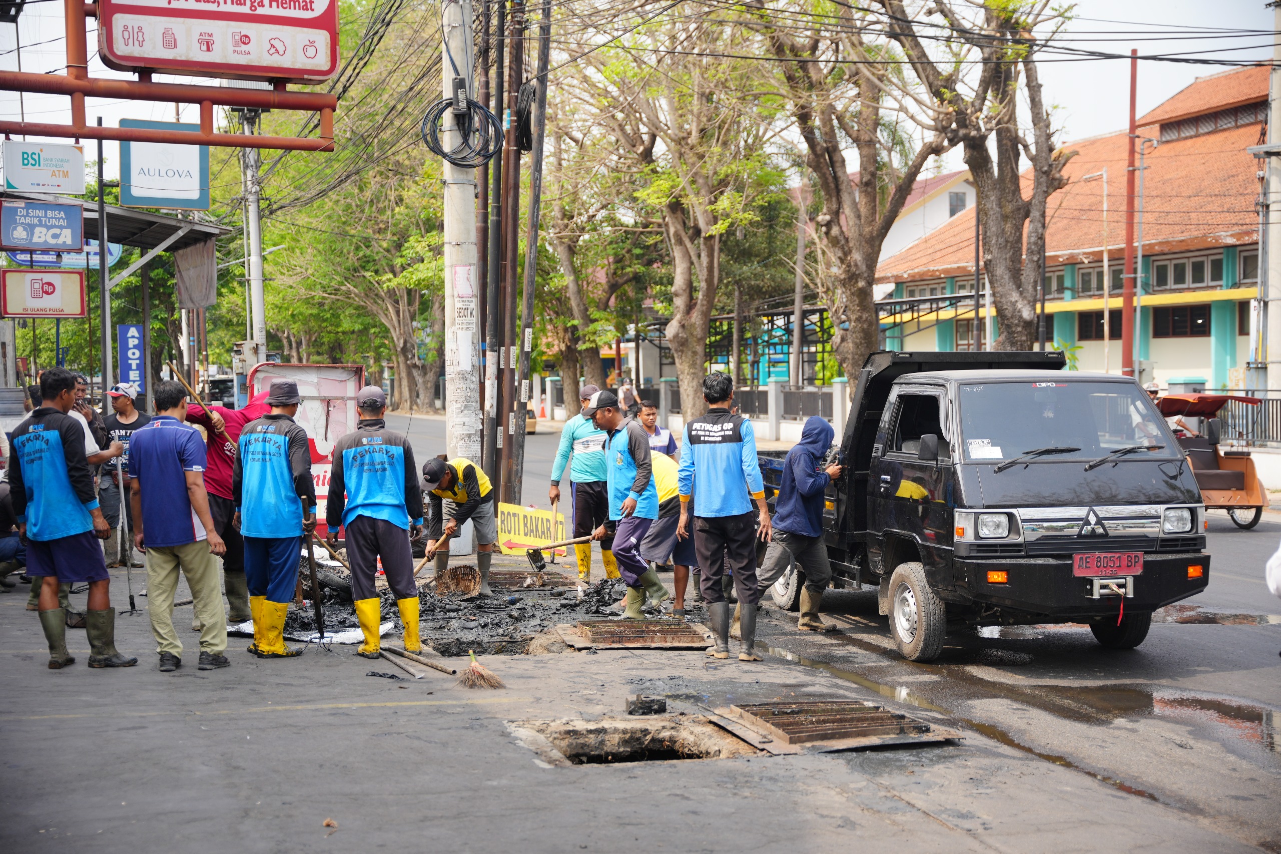 Tindaklanjuti Usulan WBR, Petugas Gabungan dan Warga Bersihkan Saluran