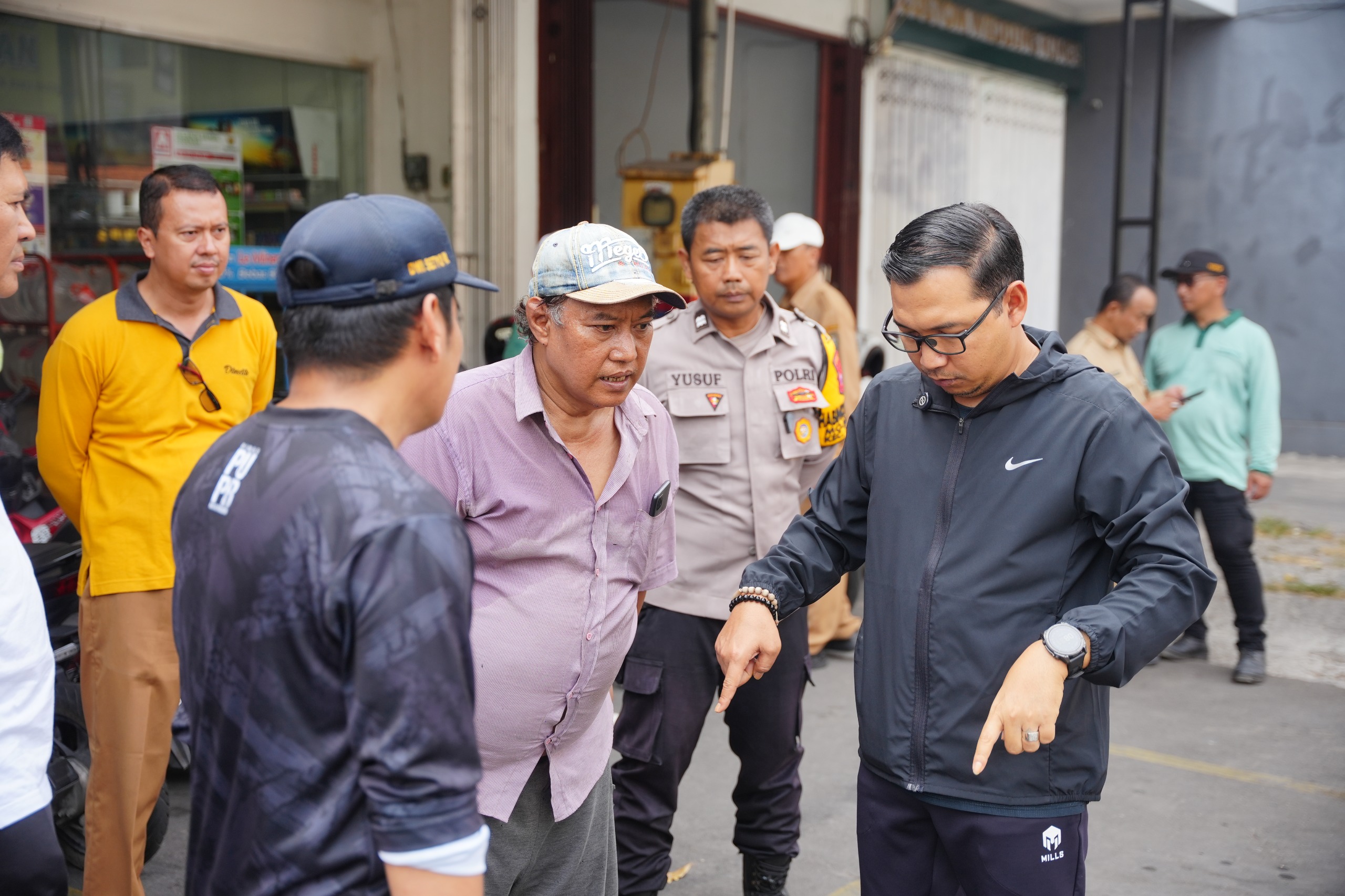 Tindaklanjuti Usulan WBR, Petugas Gabungan dan Warga Bersihkan Saluran