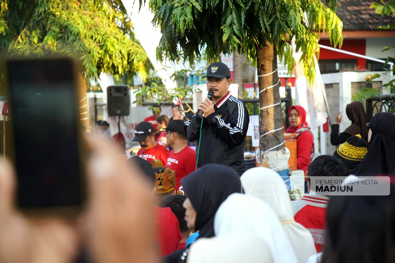 Jalan Santai di Kelurahan Kartoharjo, Wali Kota Ajak Warga Jaga Kondusivitas Kota