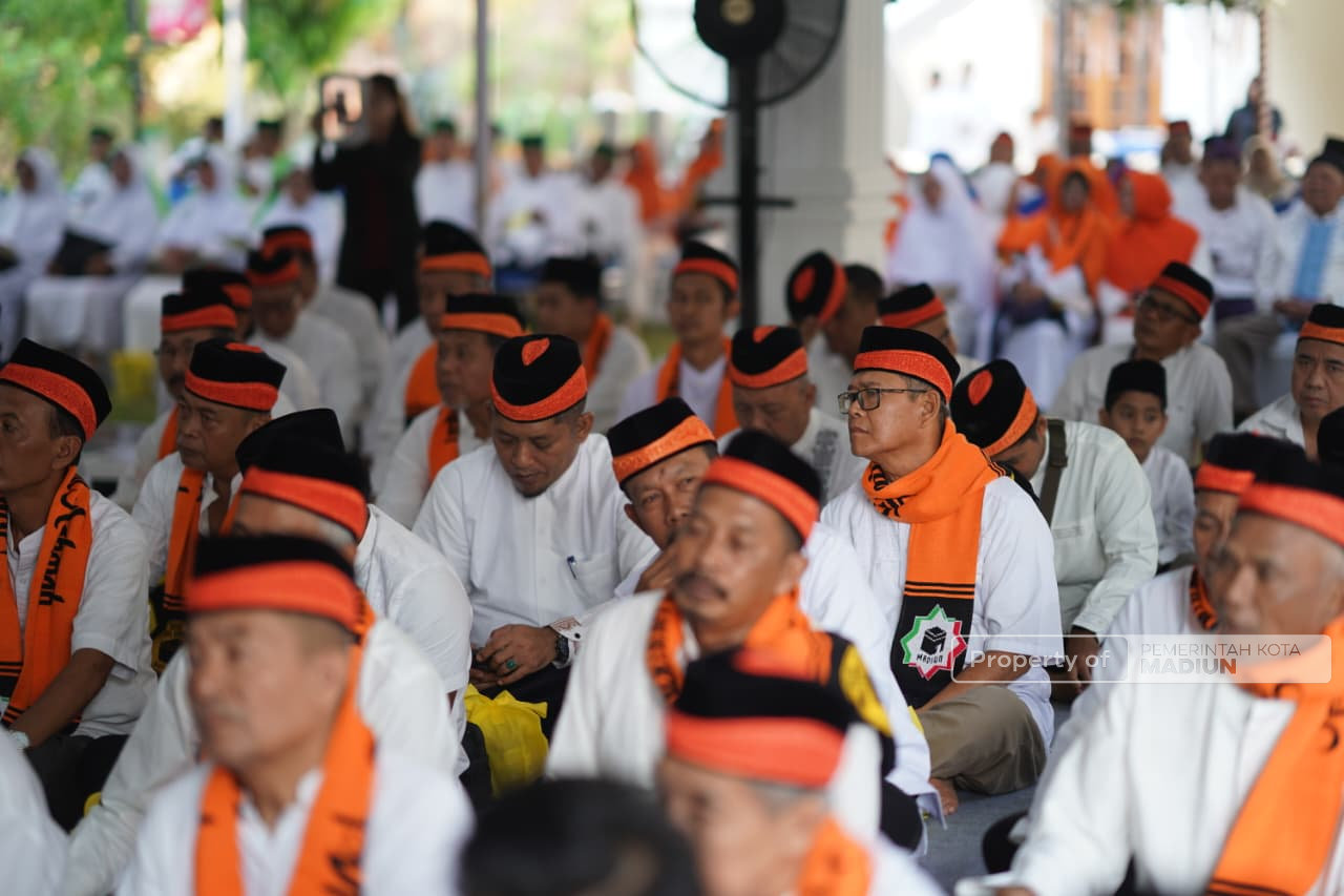 Jelang Keberangkatan Haji, Plt Wali Kota Madiun Ingatkan CJH Jaga Kesehatan dan Ikuti Arahan Pembimbing