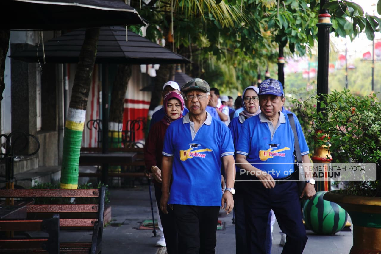 Olahraga Bersama Para Profesor Unair, Wali Kota Kenalkan Kota Sekaligus Minta Saran Masukan