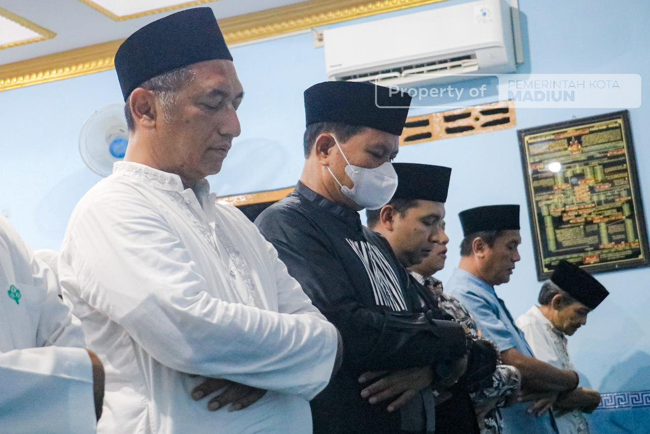 Pererat Silaturahmi, Wali Kota Madiun Hadiri Sholat Isya Bersama Warga Jalan Citarum di Mushola Al Barokah