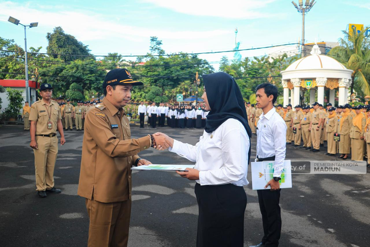 Apel Pejabat dan Penyerahan SK PNS, Plt Wali Kota Madiun Berikan Beragam Arahan untuk Optimalkan Kinerja