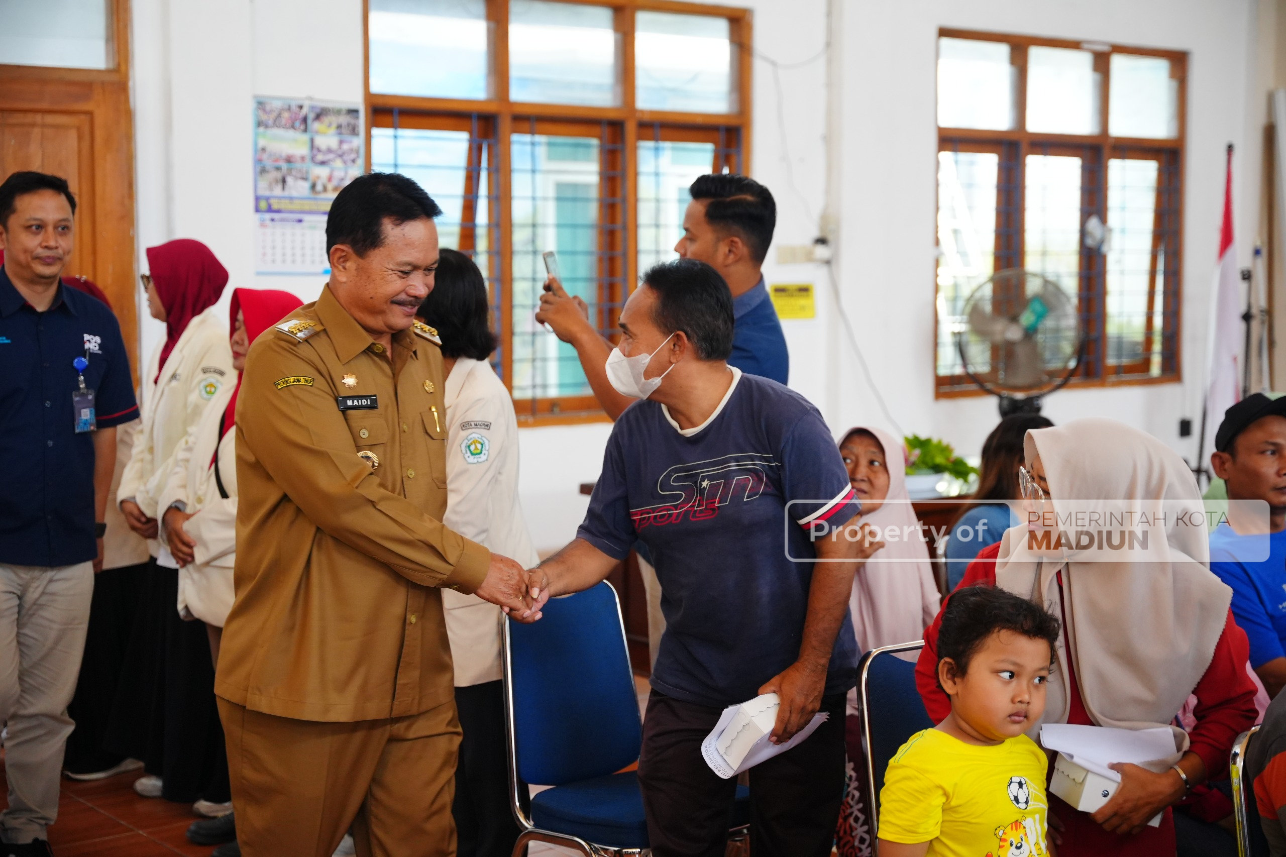 Serahkan BLT Kesra 2025, Wali Kota Harap Bantuan Digunakan Tepat Sasaran