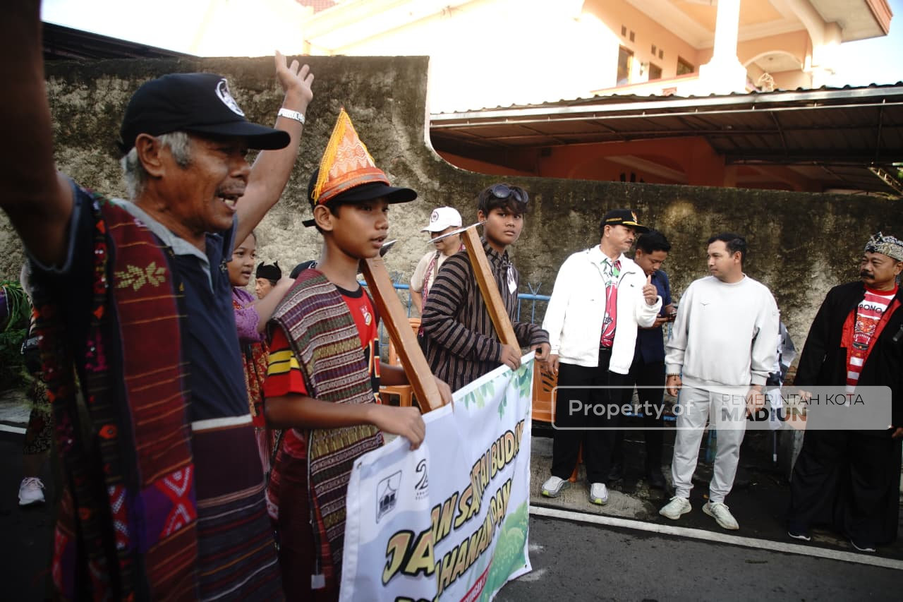 Berangkatkan Jalan Santai Budaya HUT ke-26 Paroki Mater Dei Madiun, Wali Kota Beri Selamat dan Apresiasi Kegiatan