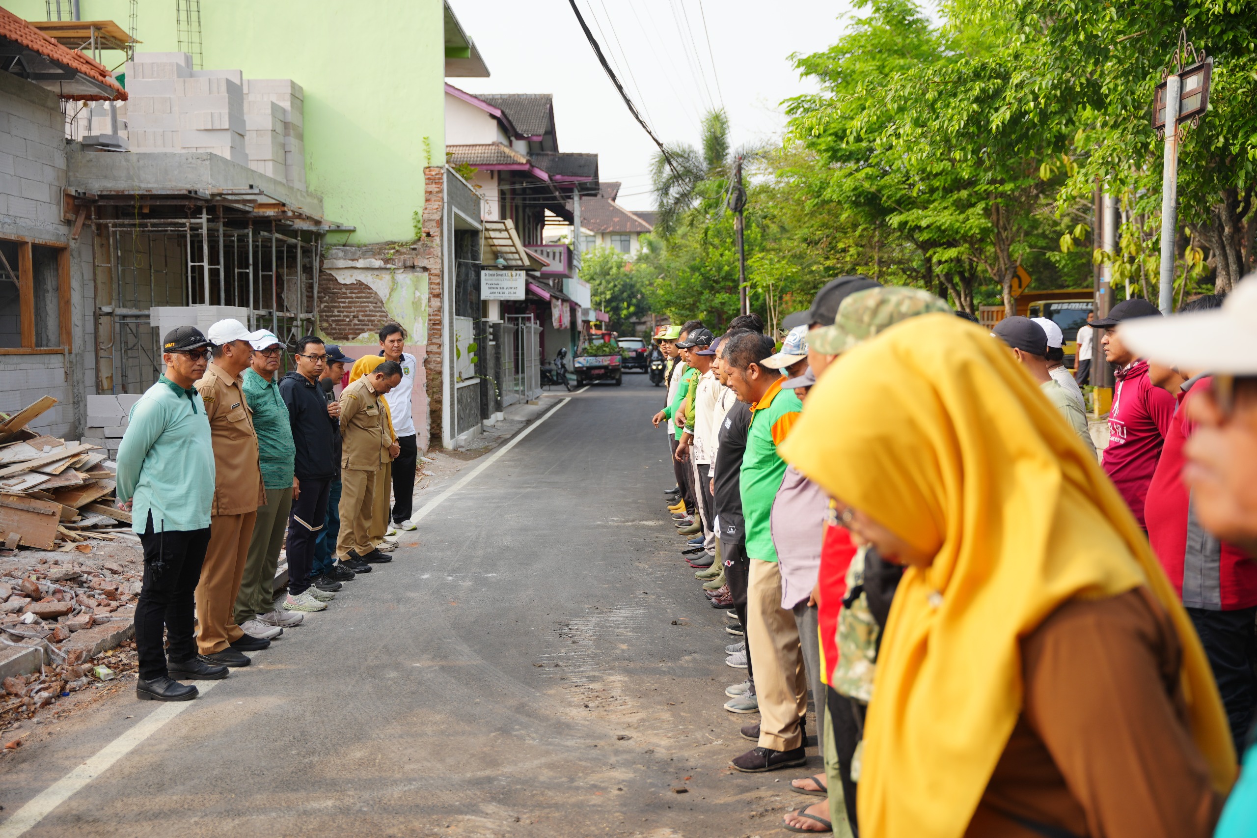 Tindaklanjuti Usulan WBR, Petugas Gabungan dan Warga Bersihkan Saluran