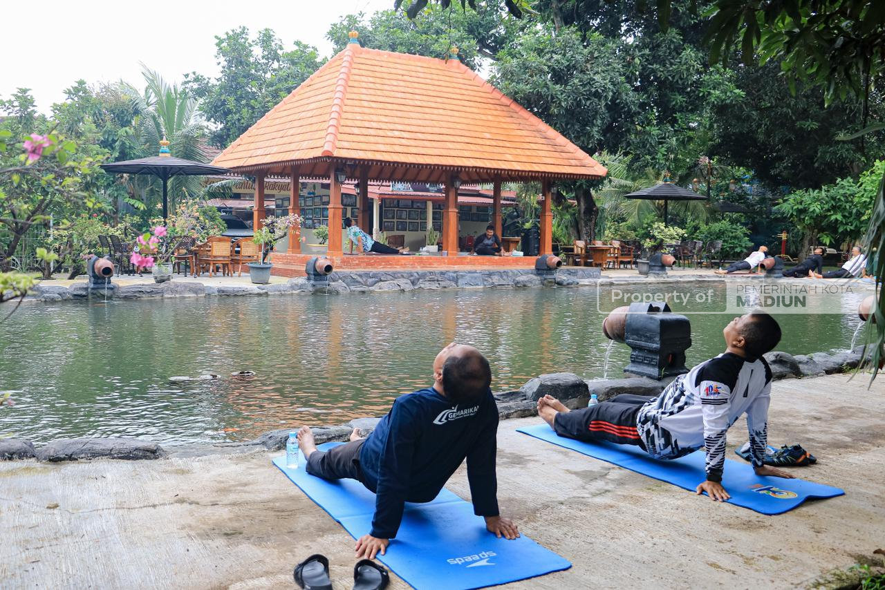 Tingkatkan Stamina dan Produktivitas Abdi Negara Melalui Senam Yoga