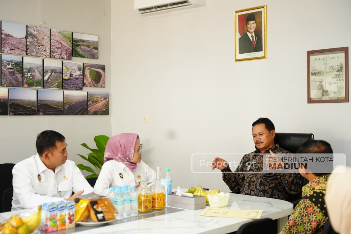 Wali Kota Sambut Perwakilan Kemenko Polkam di TPA Winongo, Bahas Program Kota hingga Ajak Tanam Pohon