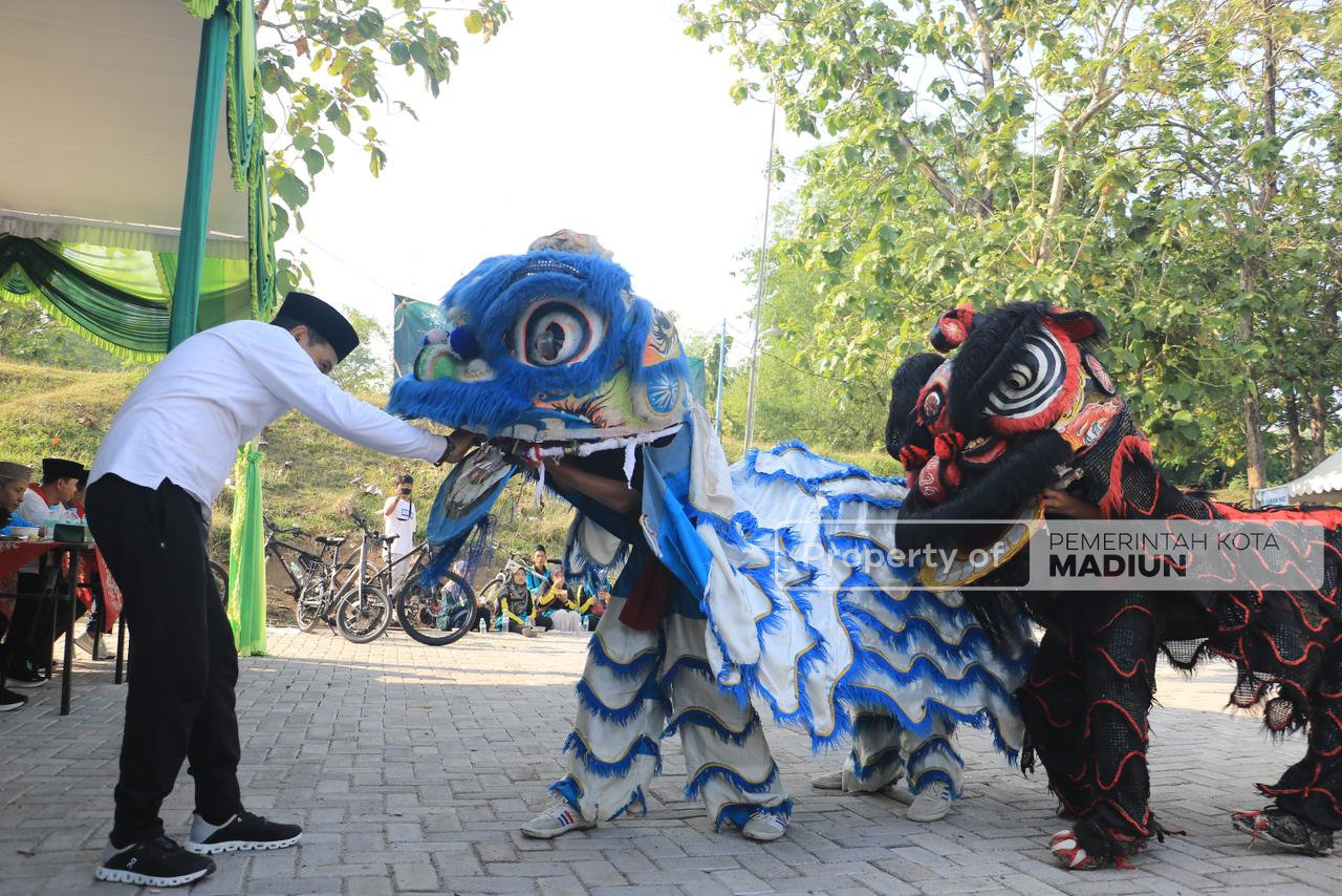 Semangat Bangun Silaturahmi, Wawali Apresiasi Santri dan Warga Lewat Sepeda Santai Hari Santri