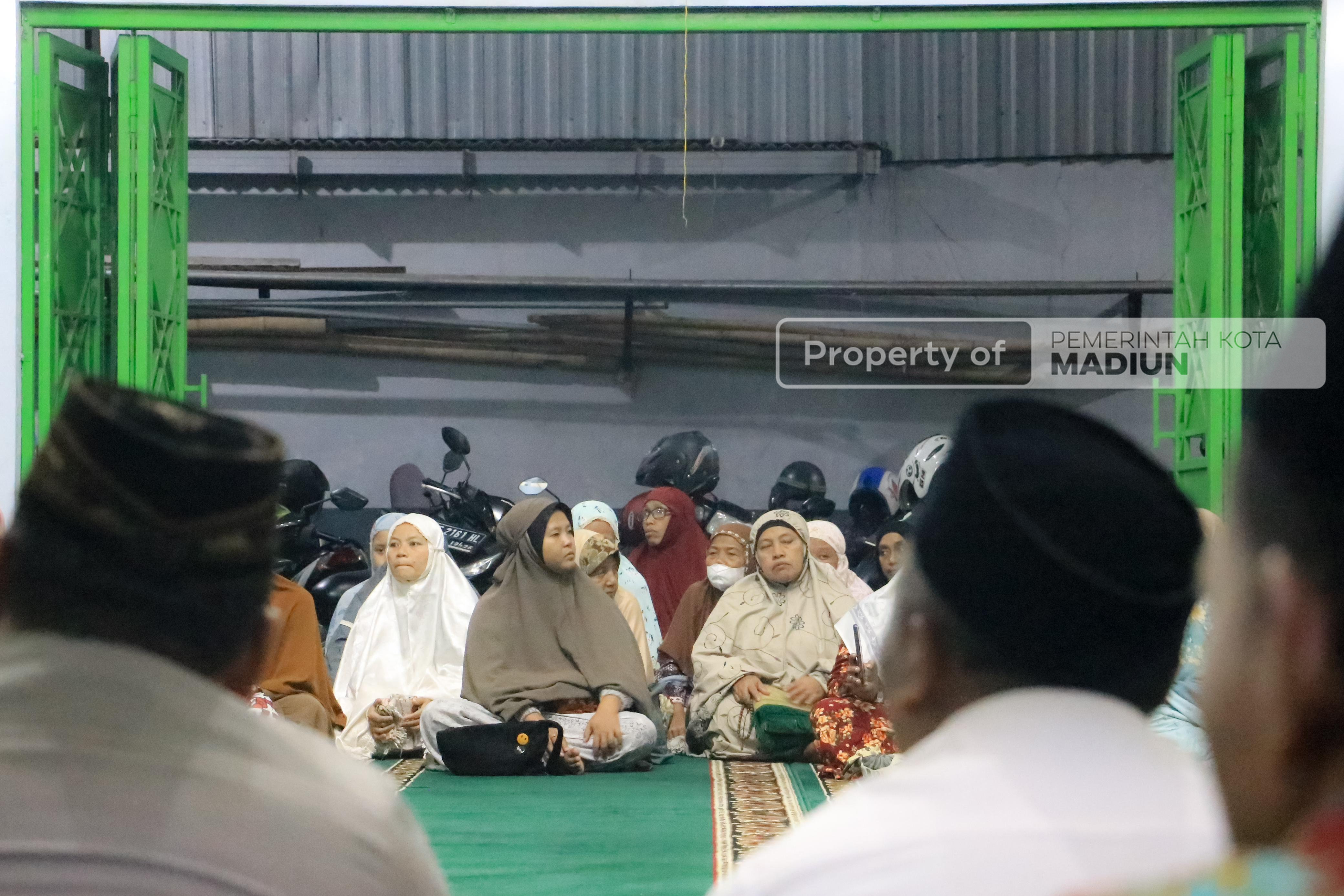 Salat Isya di Masjid Baitussilaturrahmin, Wali Kota Ajak Masyarakat Senantiasa Jaga Kerukunan