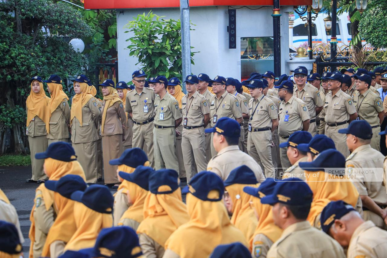 Apel Pejabat dan Penyerahan SK PNS, Plt Wali Kota Madiun Berikan Beragam Arahan untuk Optimalkan Kinerja