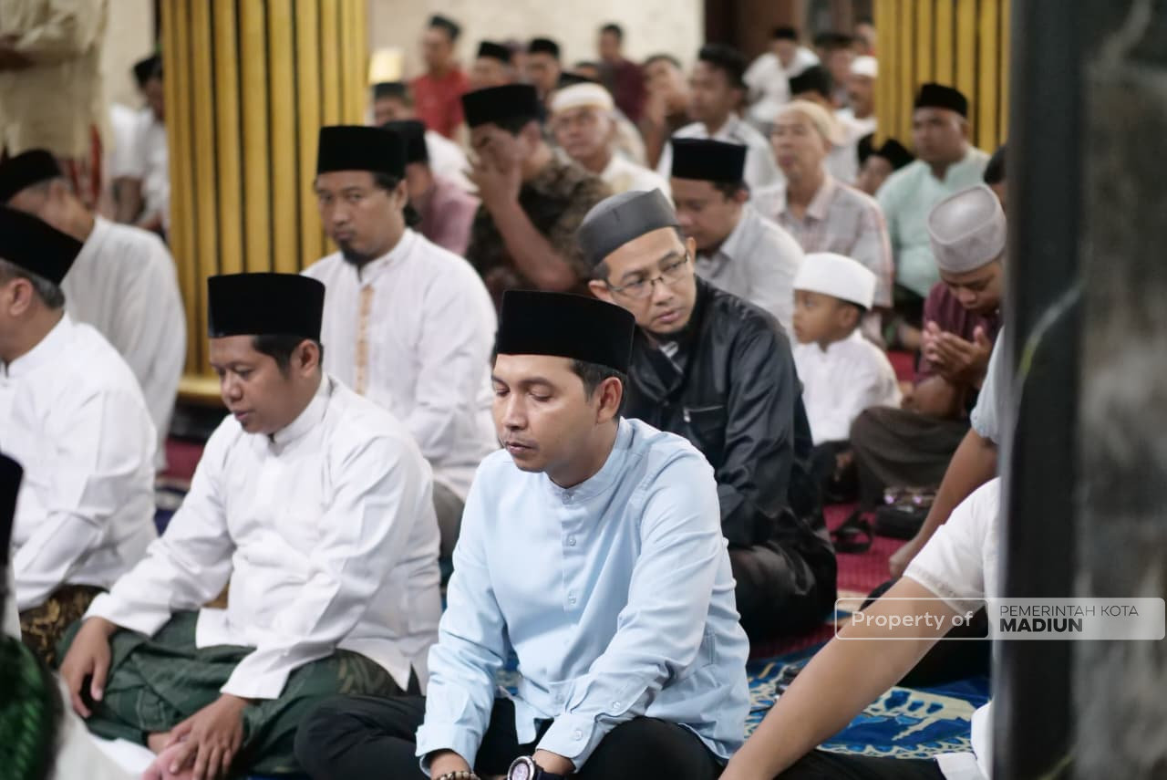 Plt Wali Kota Madiun Hadiri Tarawih Perdana, Ajak Warga Sambut Ramadan dengan Tertib dan Penuh Berkah