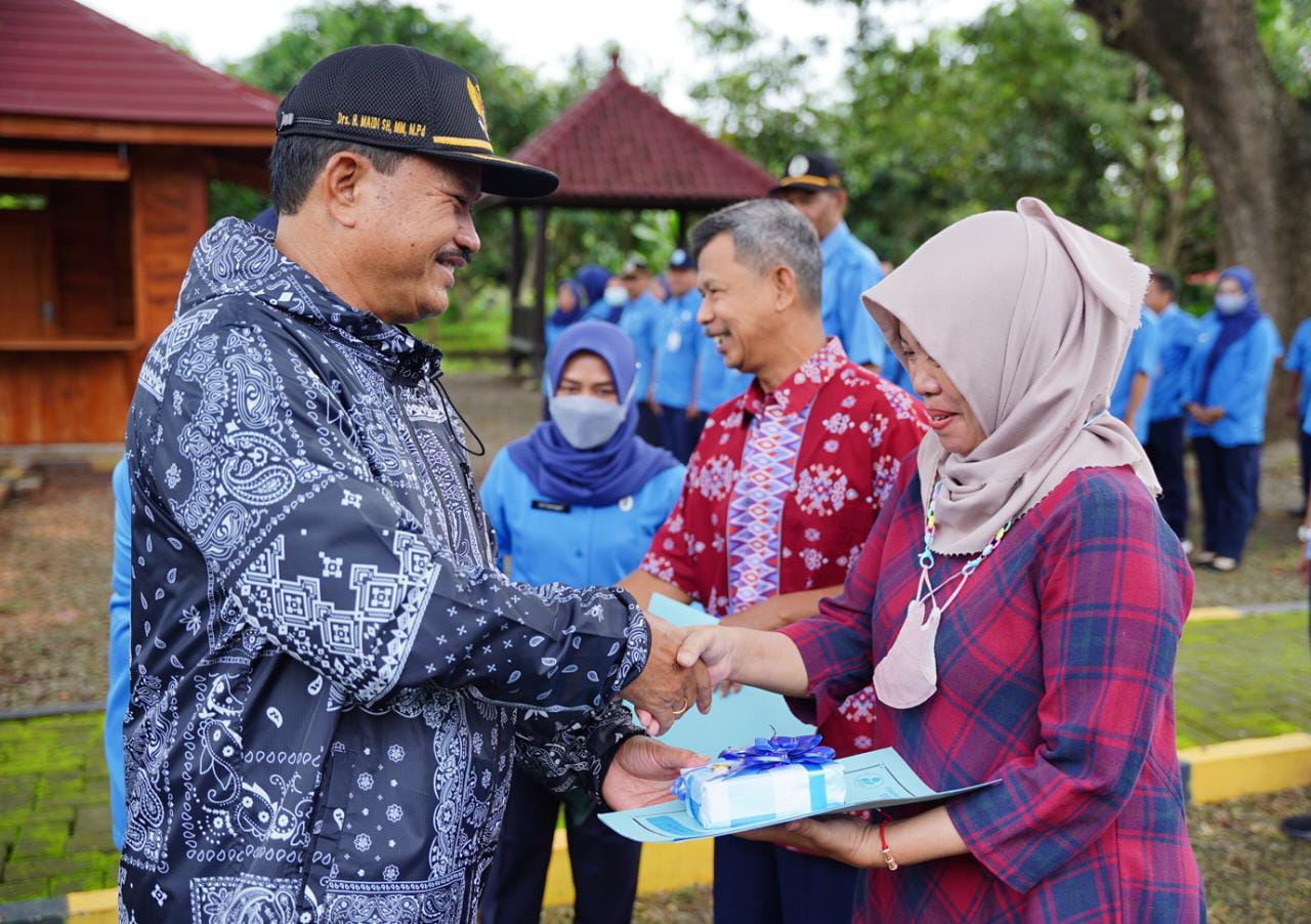 Serahkan SK Pensiun Kepada Pegawai PDAM, Wali Kota Pesan Pensiunan Tetap Produktif