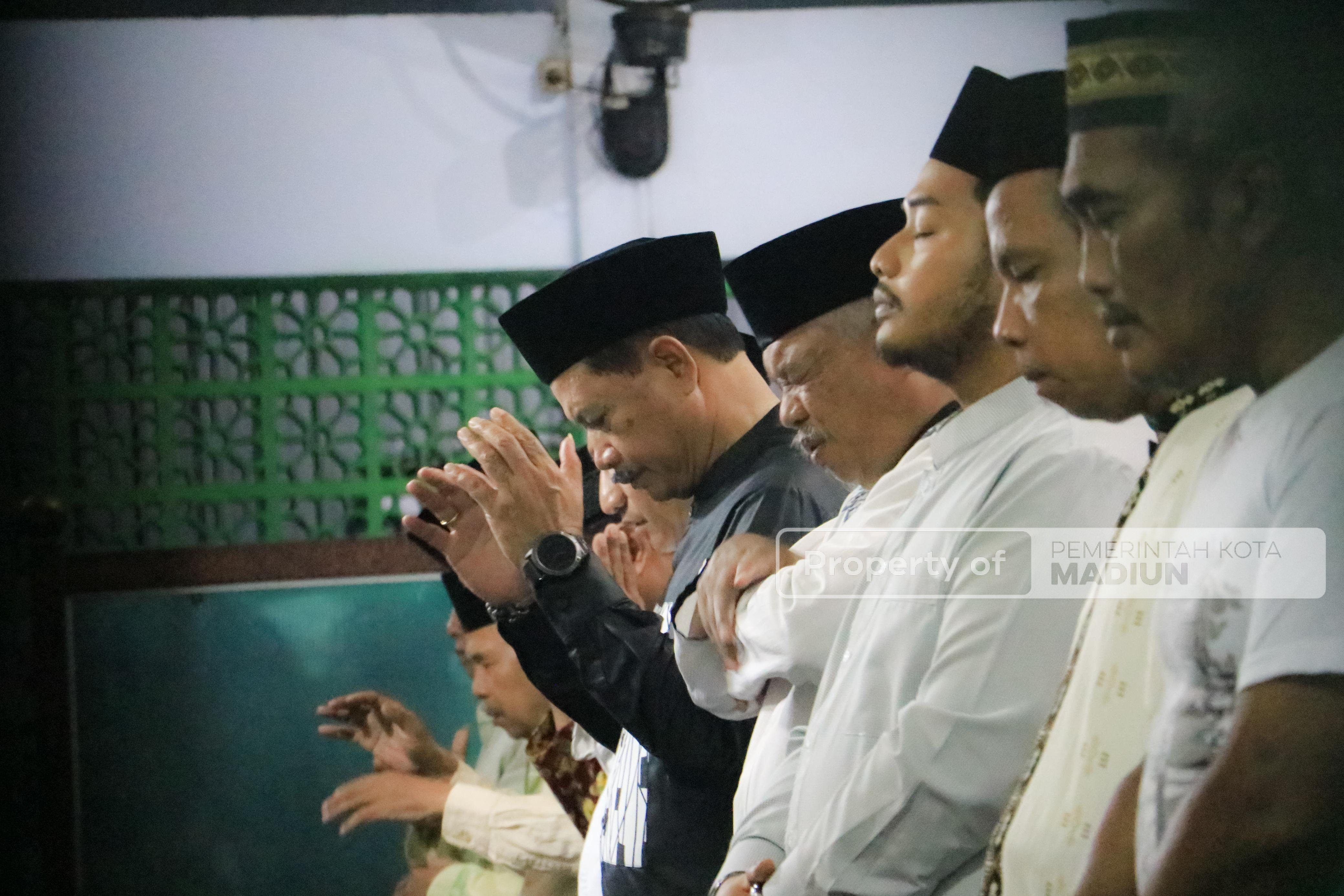 Salat Isya di Masjid Baitussilaturrahmin, Wali Kota Ajak Masyarakat Senantiasa Jaga Kerukunan